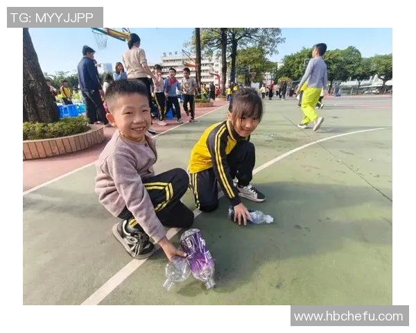 足球明星在街头捡瓶子展现环保意识引发热议与关注